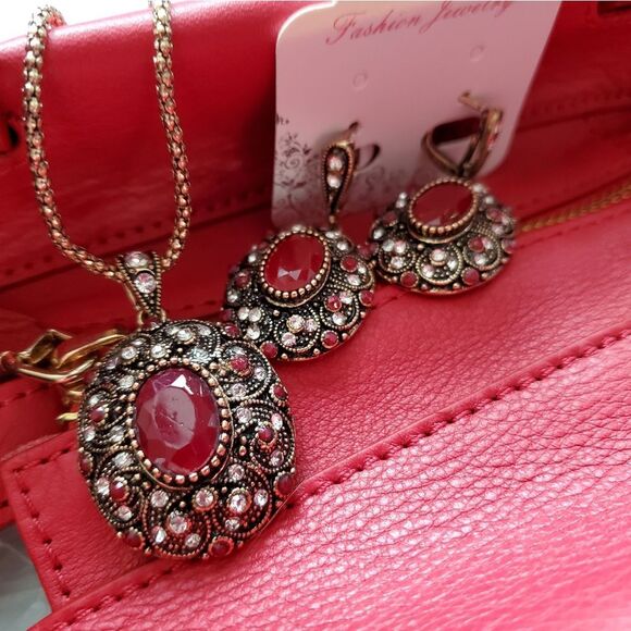 🔹️NIB Wine Red & Rhinestone Earring & Necklace Set - Picture 9 of 12